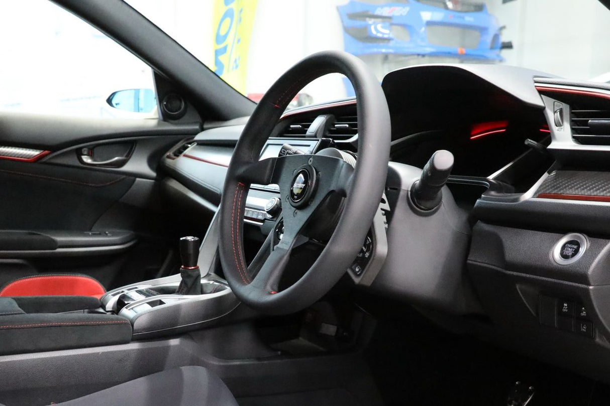 Aluiminum construction.
Universal pattern is compatible with Momo, Personal, Nardi, OMP, and other wheels. Includes SRS harness plug to prevent SRS check light.InclSteering HubSpoon Sports