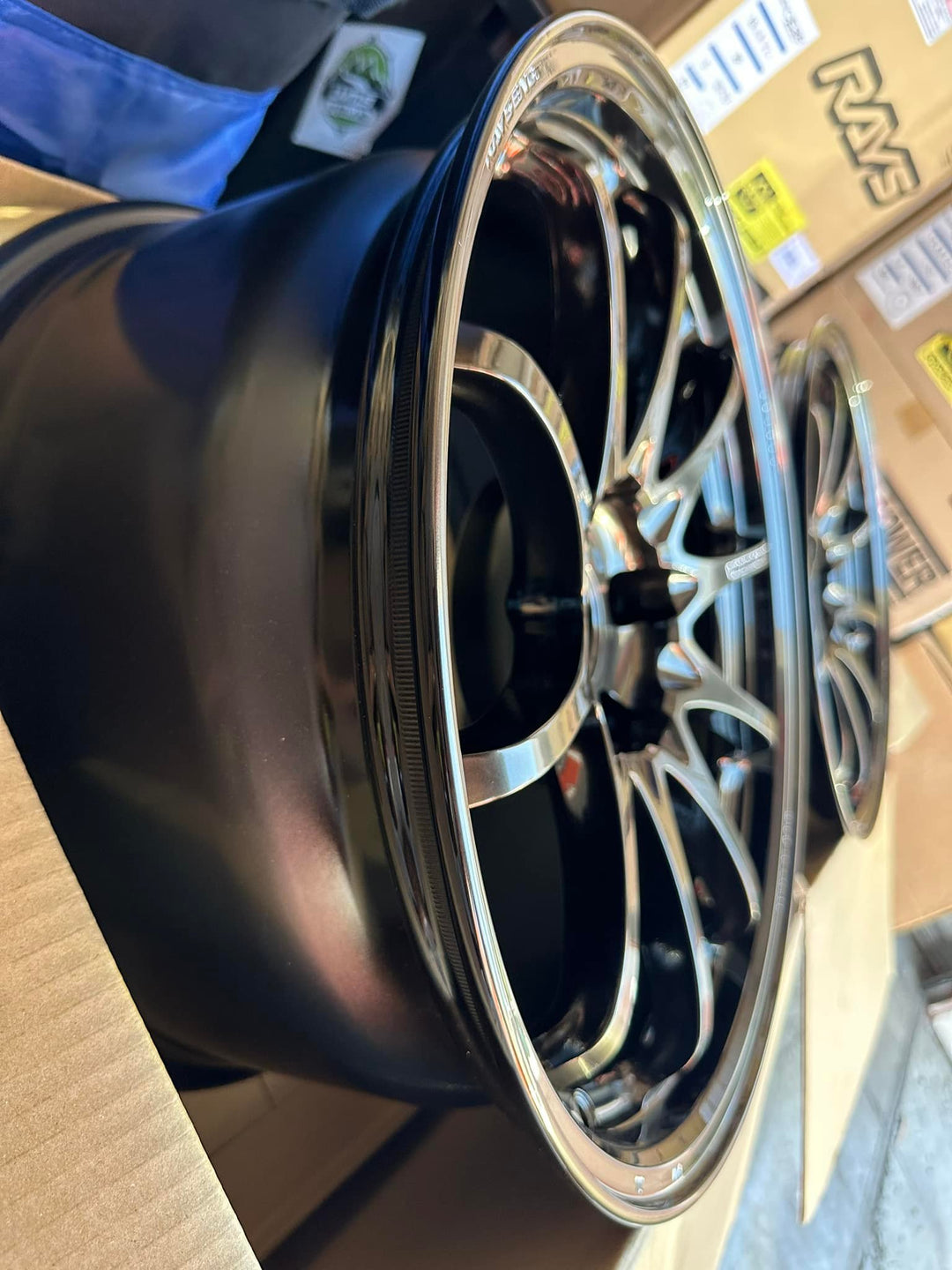 The lightest forged wheel, comparable to TE37.Along with the TE37, which boasts the strongest rigidity of VOLK RACING, the CE28N has been especially focused on the pWheelsRAYS Wheels