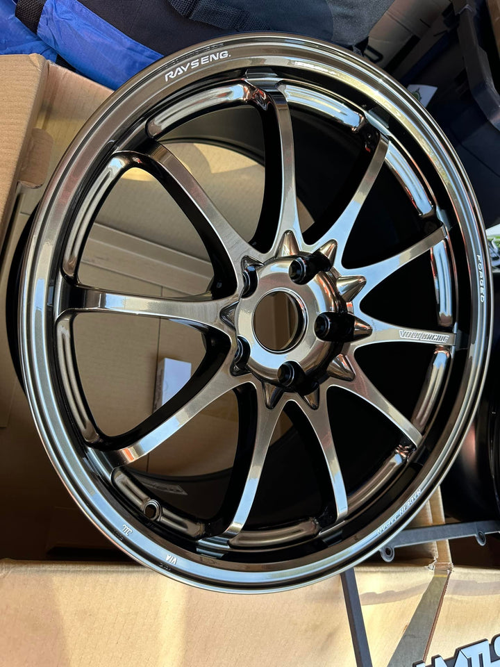 The lightest forged wheel, comparable to TE37.Along with the TE37, which boasts the strongest rigidity of VOLK RACING, the CE28N has been especially focused on the pWheelsRAYS Wheels