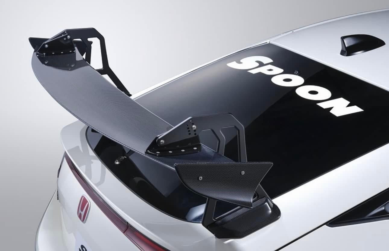 
Aerodynamics is one of the most important themes in today’s tuning.A car already armed with exceptional performance, we set our goal in developing a rear wing the CGT WingSpoon Sports