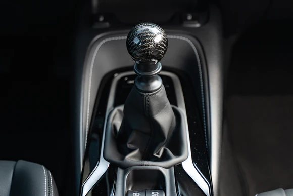 TOM'S Racing Carbon Shift Knob for GR Yaris (GXPA16) / Corolla (NRE210#) MT 
Newly adopted smooth curved surface that fits your fingertips naturally when you grip thShift KnobTOM's Racing