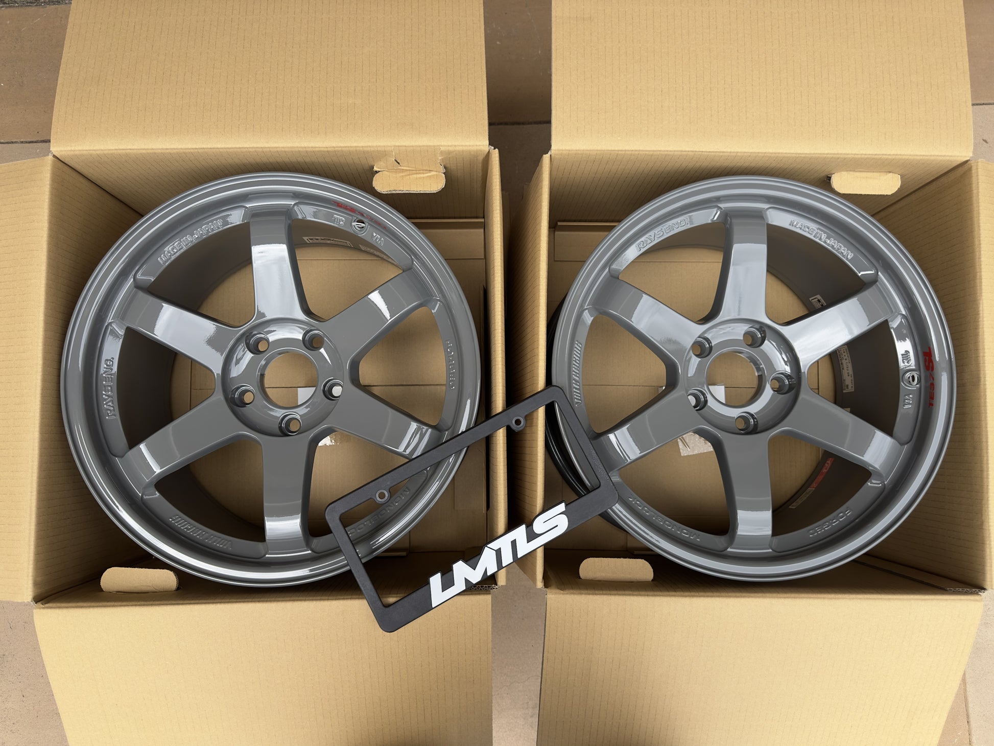This special version of the TE37 is even lighter than the original TE37. According to Rays, on a 18x10.5 size, the weight of the TE37 SL has been reduced by 400gramsWheelsRAYS Wheels