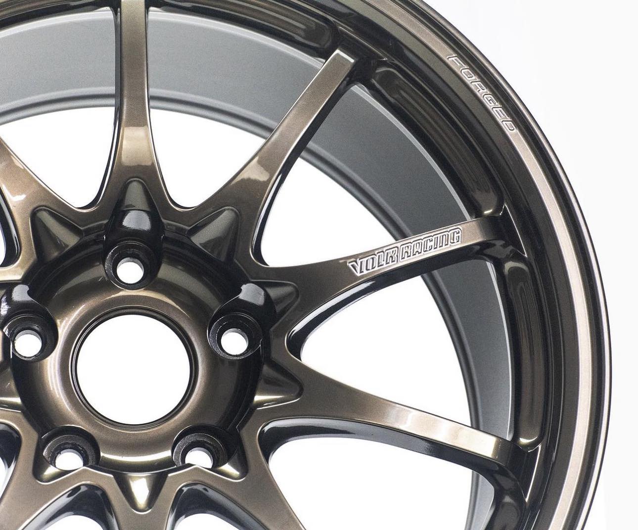 The lightest forged wheel, comparable to TE37.Along with the TE37, which boasts the strongest rigidity of VOLK RACING, the CE28N has been especially focused on the pWheelsRAYS Wheels