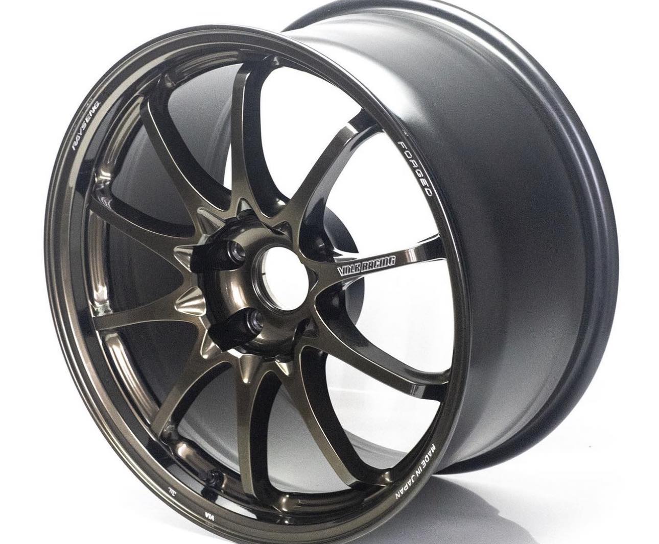 The lightest forged wheel, comparable to TE37.Along with the TE37, which boasts the strongest rigidity of VOLK RACING, the CE28N has been especially focused on the pWheelsRAYS Wheels