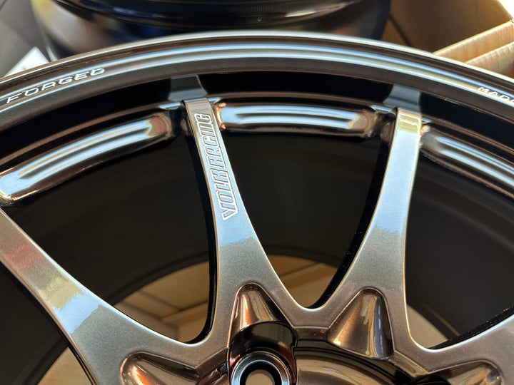 The lightest forged wheel, comparable to TE37.Along with the TE37, which boasts the strongest rigidity of VOLK RACING, the CE28N has been especially focused on the pWheelsRAYS Wheels