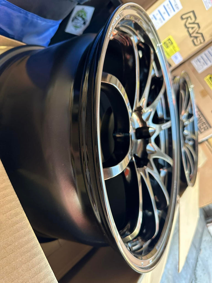 The lightest forged wheel, comparable to TE37.Along with the TE37, which boasts the strongest rigidity of VOLK RACING, the CE28N has been especially focused on the pWheelsRAYS Wheels